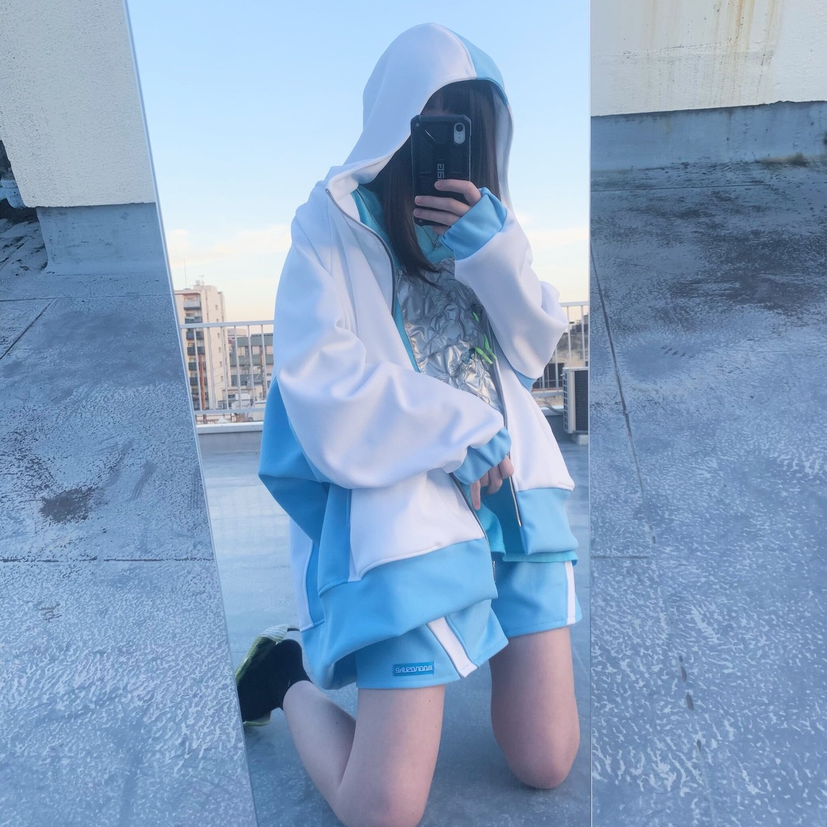 メインホワイト 水色 ハイネックジップパーカー Maonosuke