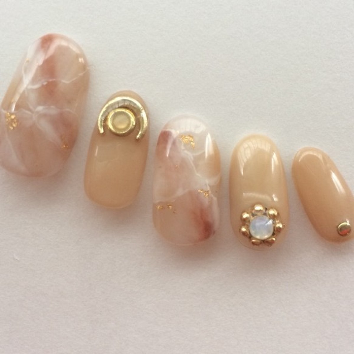 ニュアンスネイル 天然石 ベージュ ネイルチップ Neph Nail １級ネイリストによる３dネイルパーツ ネイルチップ販売