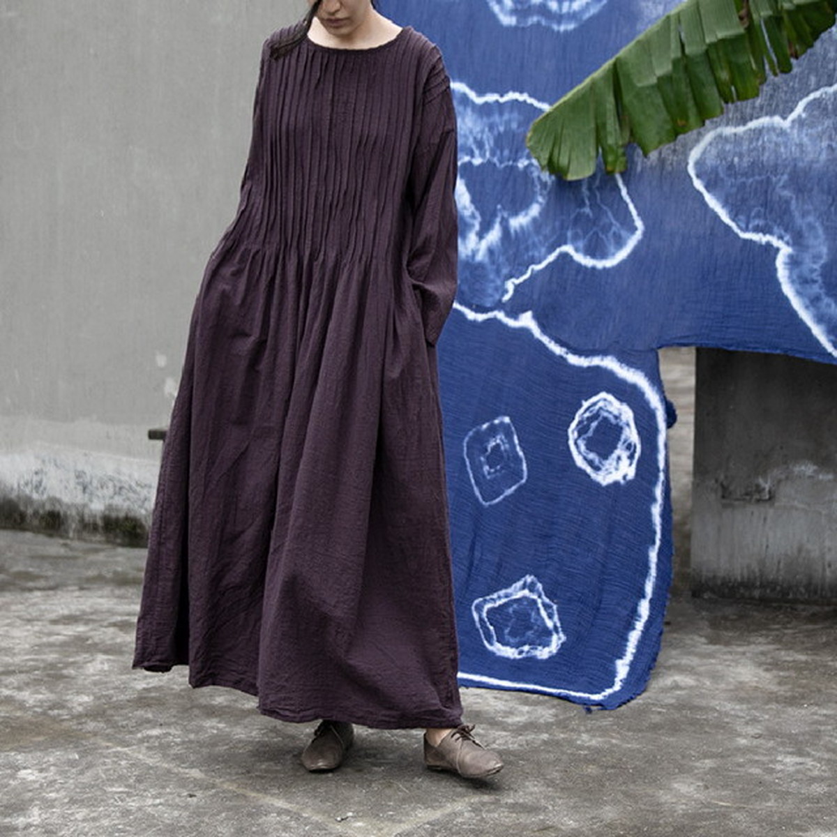 夏秋新作 2色 大きいサイズのレディース ロングワンピース マキシワンピース リネンワンピース コットンリネンワンピース 長袖ワンピース タック ワンピース 森ガールの服 オーバーサイズ ビッグシルエット ゆったり 体型カバー ダークパープル ベージュ