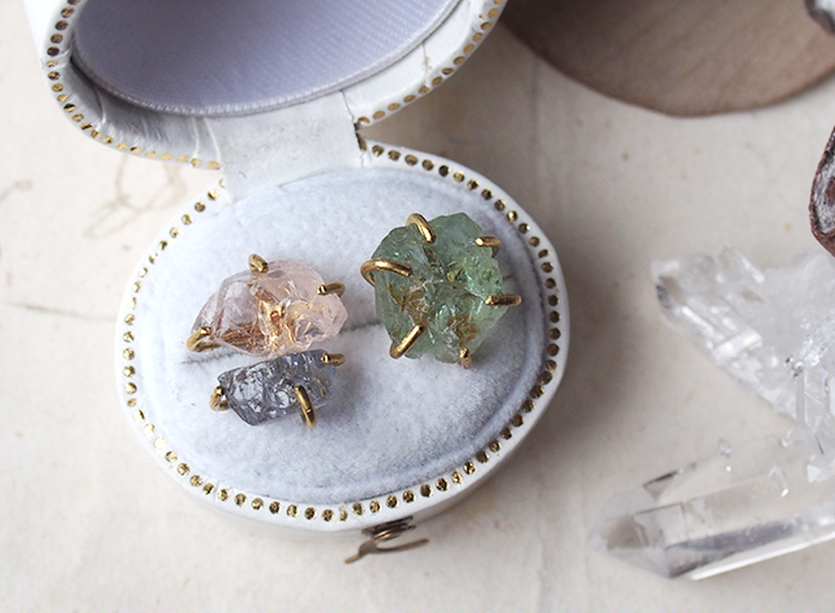 一点物 原石のモルガナイト スピネル ベリルのピアス Witch 天然石原石のハンドメイドアクセサリー