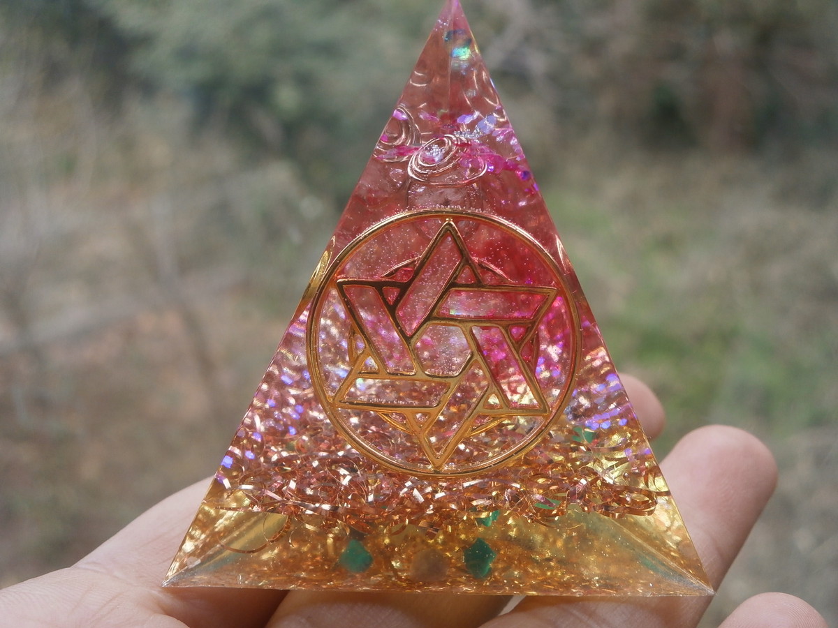 ダビデの星・三角錐オルゴナイト クリスタルグリッド入り スピリチュアルなパワーを高める マゼンタ・カラー 世界に一つだけのオルゴナイト
