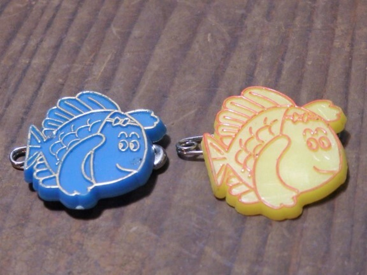 およげ たいやきくん パチモノ 笑 キャラクターバッチ ヒカウキ古道具商會 ーふるきよきもの なつかしきもののお店ー