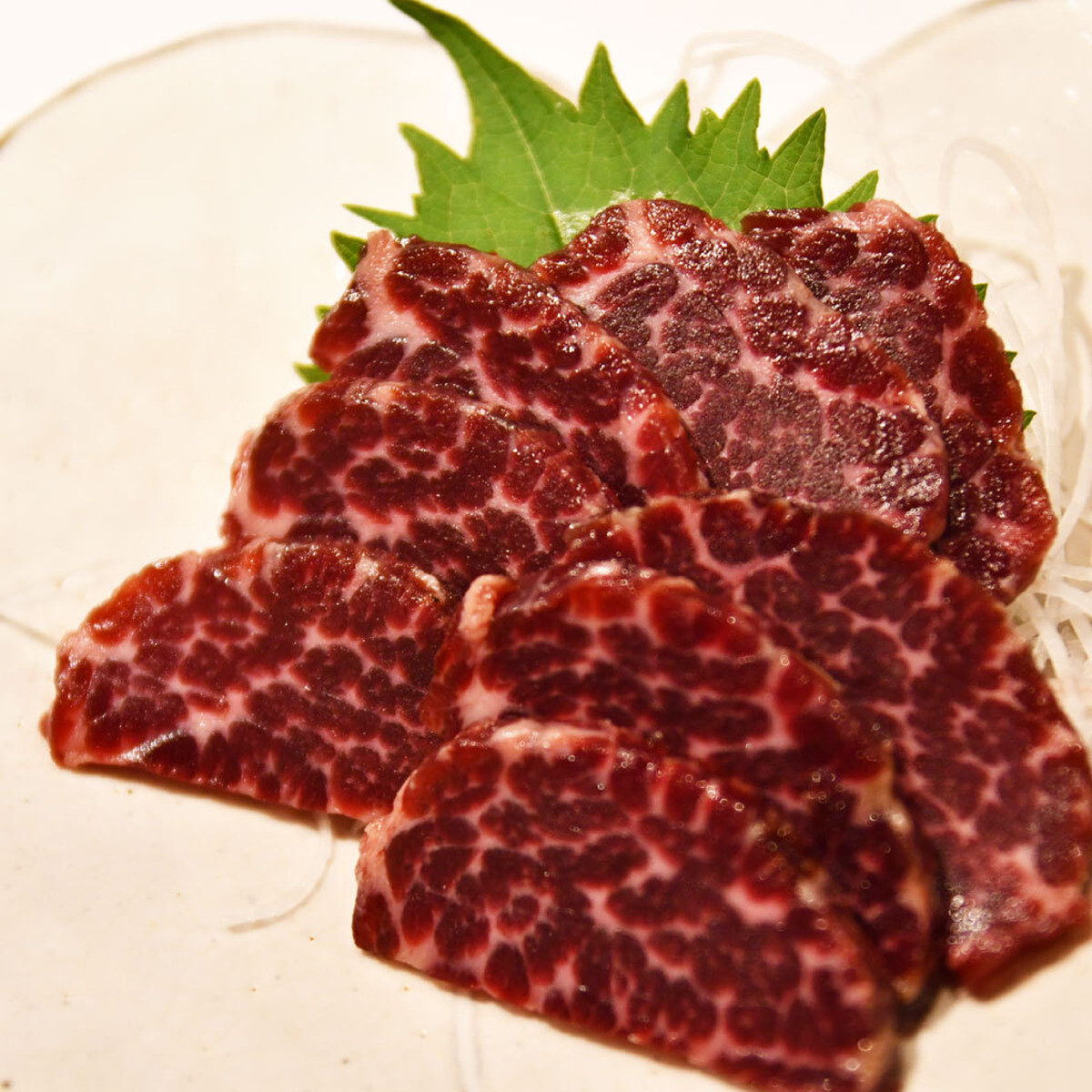 ホントに美味しい部位を発見しました 鯨の頭肉 お刺身用 ブロック 100g 冷凍品 鯨肉 鯨刺しの通販なら 鯨の胃袋 公式通販 希少部位多数