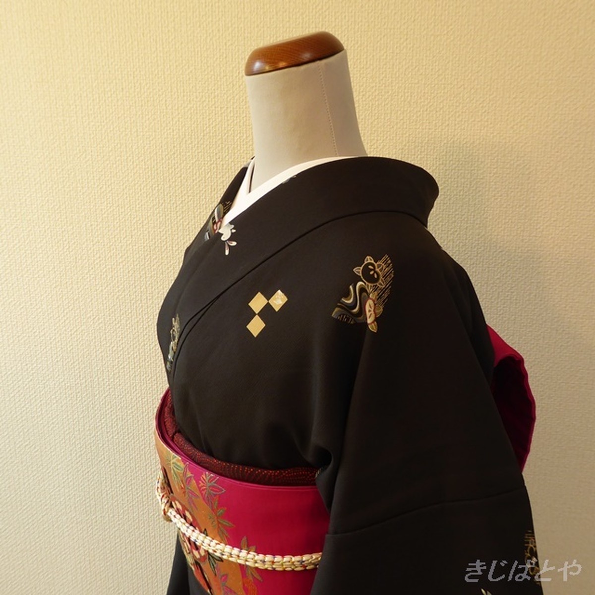 洗える着物 黒地に橘とうさぎの小紋 袷 きじばとや