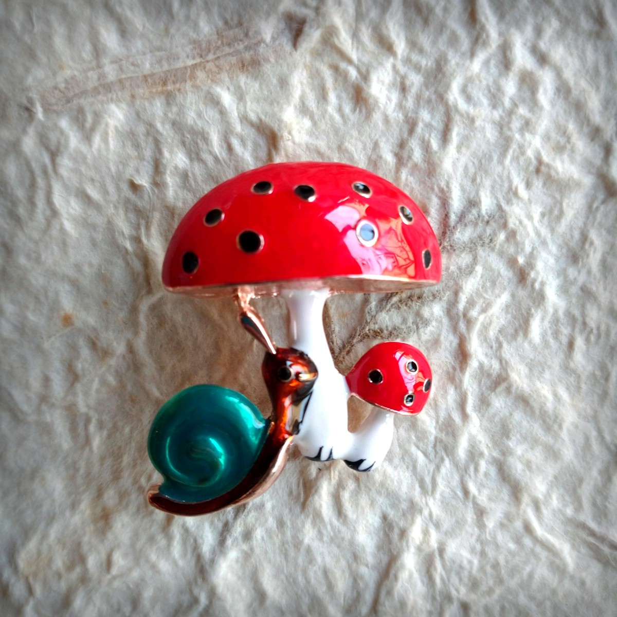 キノコとカタツムリ ミニブローチ Gellery Shop 芭蕉