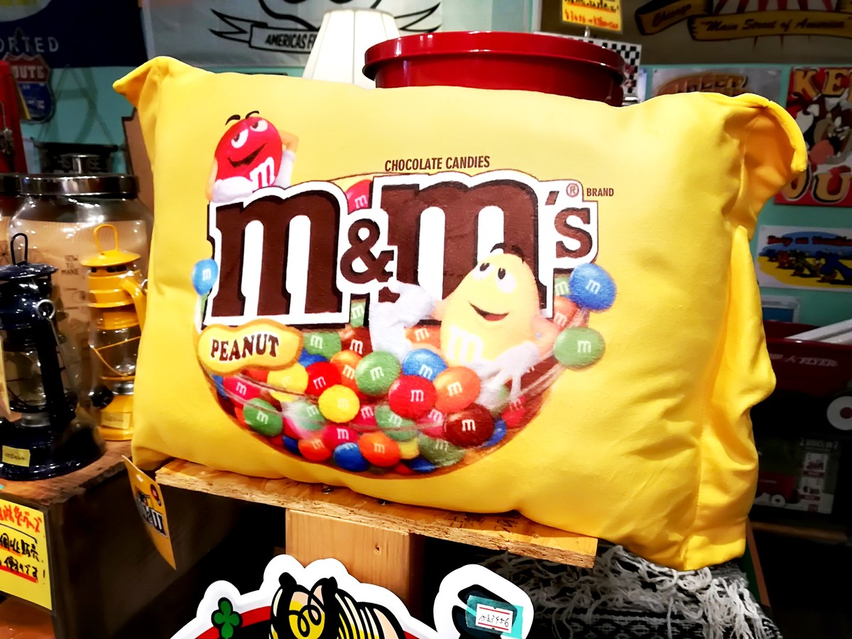 M M S エムアンドエムズチョコパック型ピロー 枕 クッション エムエム マンケーブストア Man Cave Store ガレージ アメリカン雑貨 ホットドッグ 美容室