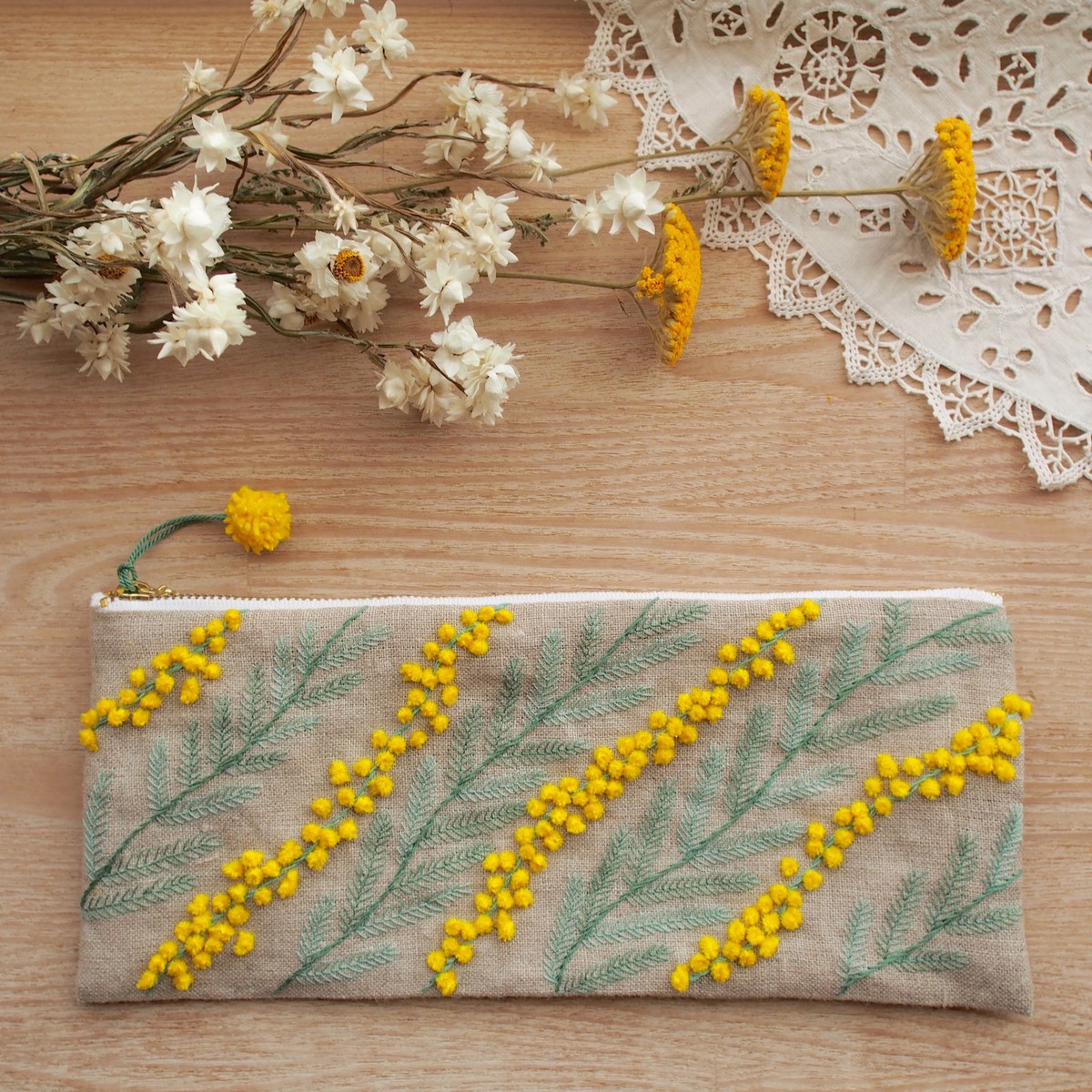 刺繍のキット ミモザの横長ポーチ A La Maniere D Antan