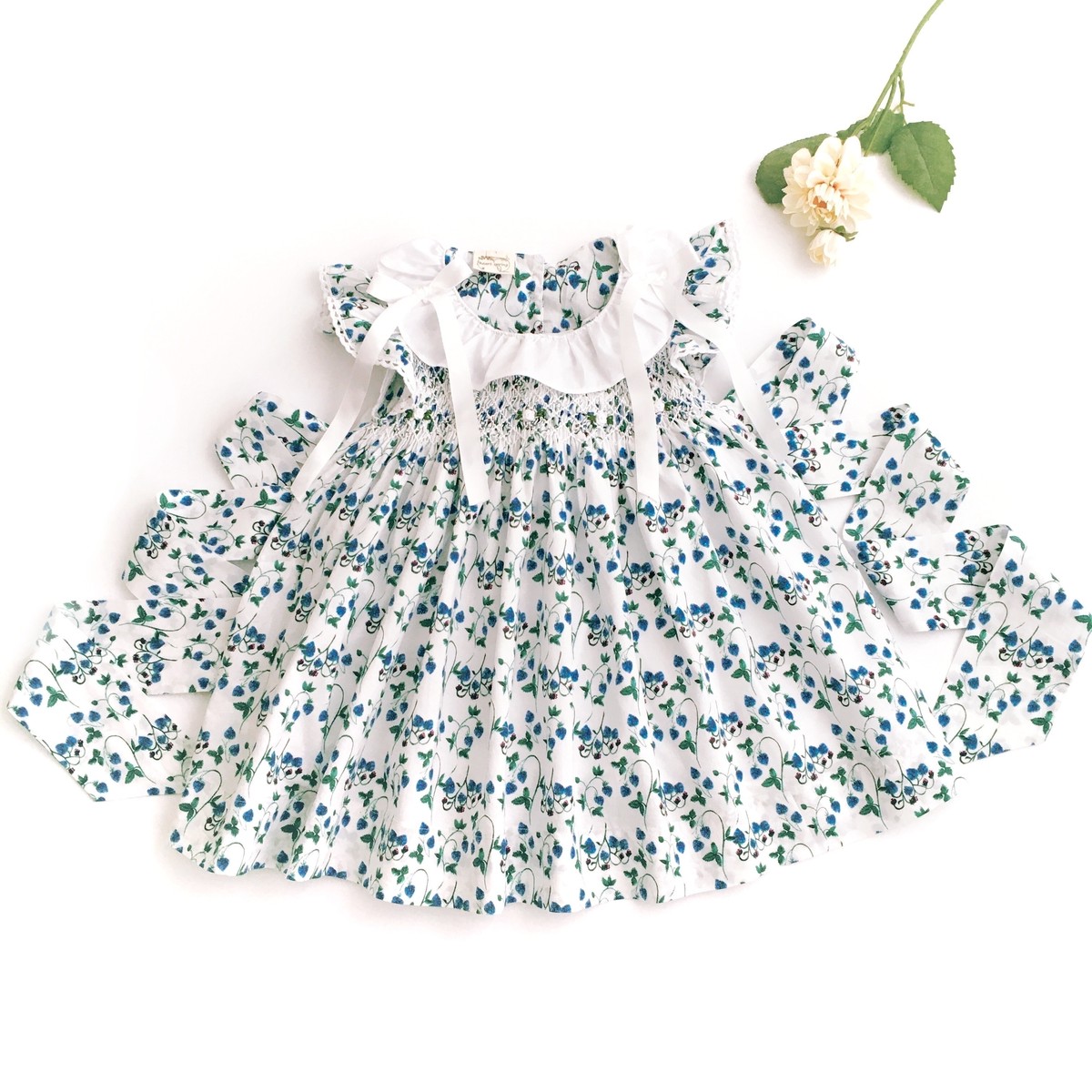 スモッキングワンピース リバティ風 ストロベリー フィールズ ツインリボンワンピース Heart Spring スモッキングワンピース と可愛い子供服