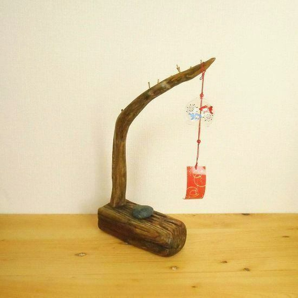 温泉流木 弓を張ったように美しく曲がる流木枝のフックスタンド風鈴スタンド アクセサリースタンド 流木インテリア コロボックル工房
