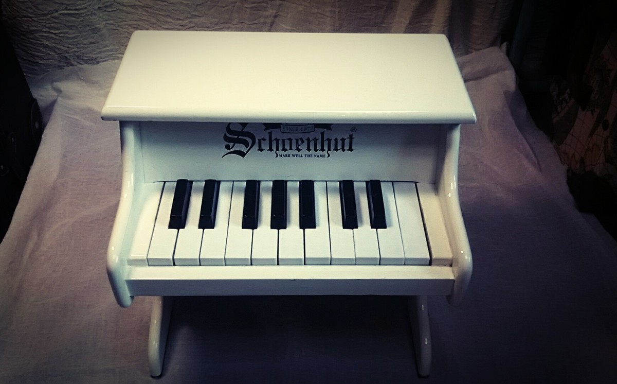 〔中古〕シェーンハット トイピアノ 白 18鍵盤 | おもちゃ楽器.com