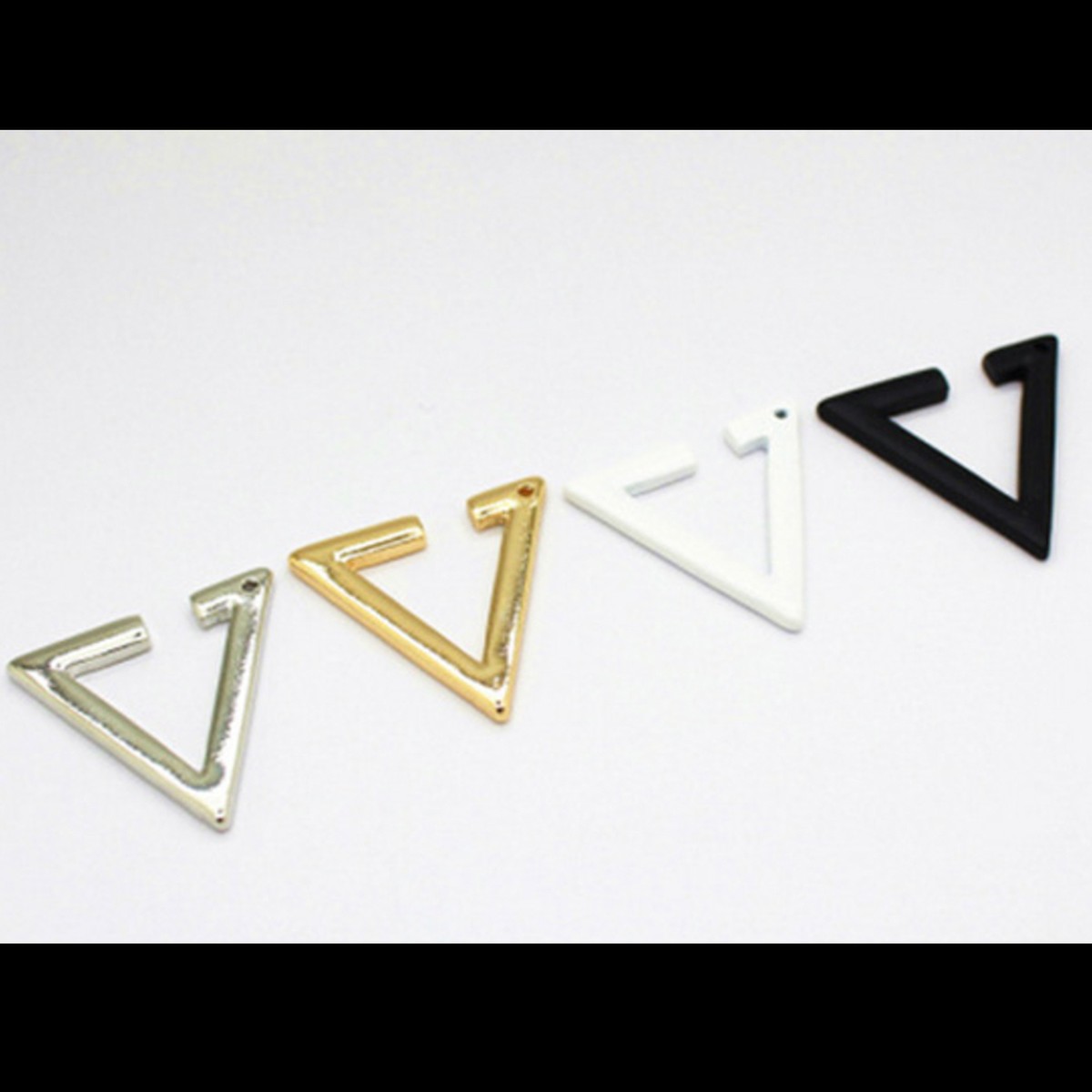 耳に挟むだけでクールな印象 三角 トライアングル イヤーカフ メンズイヤリング専門店 銀屋 公式通販サイト