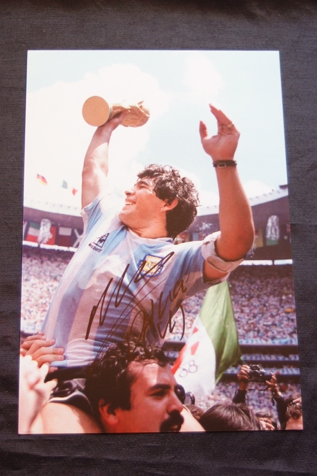 Diego Maradona Signed Photo ディエゴ マラドーナの直筆サイン入りカラー写真 2 Celebcity