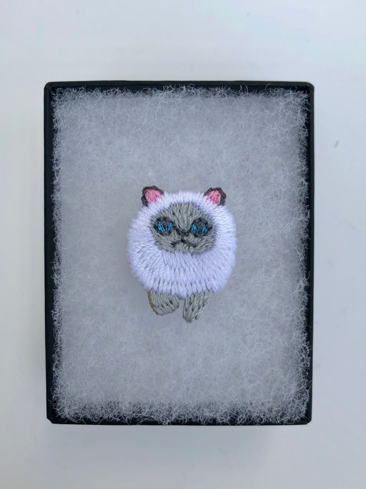 ヒマラヤンネコミニ刺繍ブローチ グレー Keora Keora Web Store