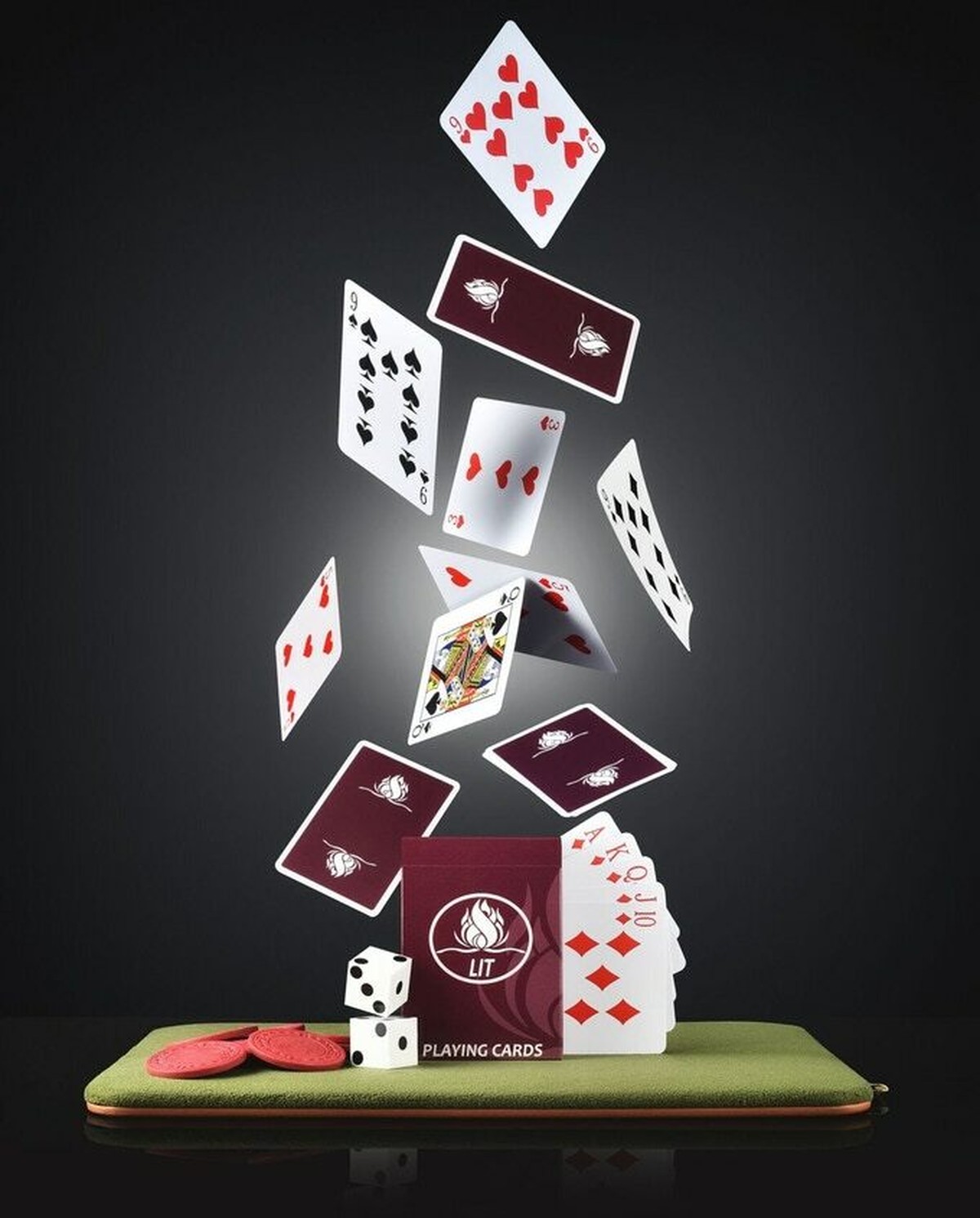 在庫限り 中世ロイヤルトランプ ユニークなシールと無料のカードゲーム Eブック付き クールなポーカーカードで目立つ ブラック トランプカード ユニークなイラストデザイン 子供 大人向け 希少 大人気