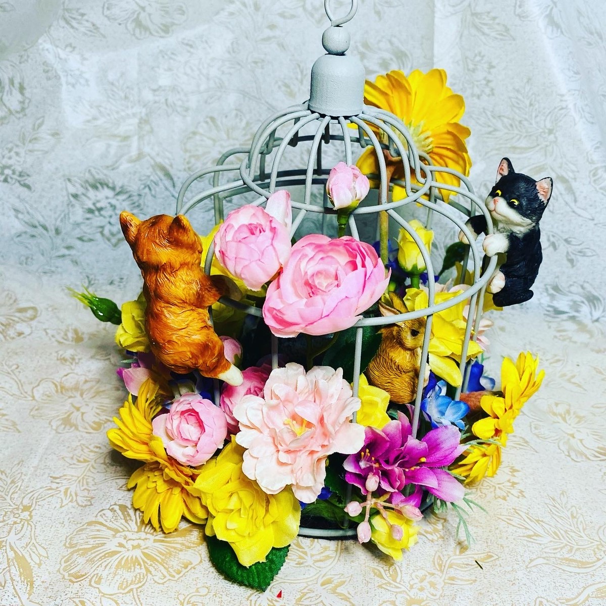 母の日 花 おめでとう お祝い 感謝 猫 いたずら うさぎ かくれんぼ 多肉植物 お花いっぱい 鳥カゴ春のお花アレンジ 若作り姑と美人嫁のプリザーブドフラワーショップ ハナ イヴ