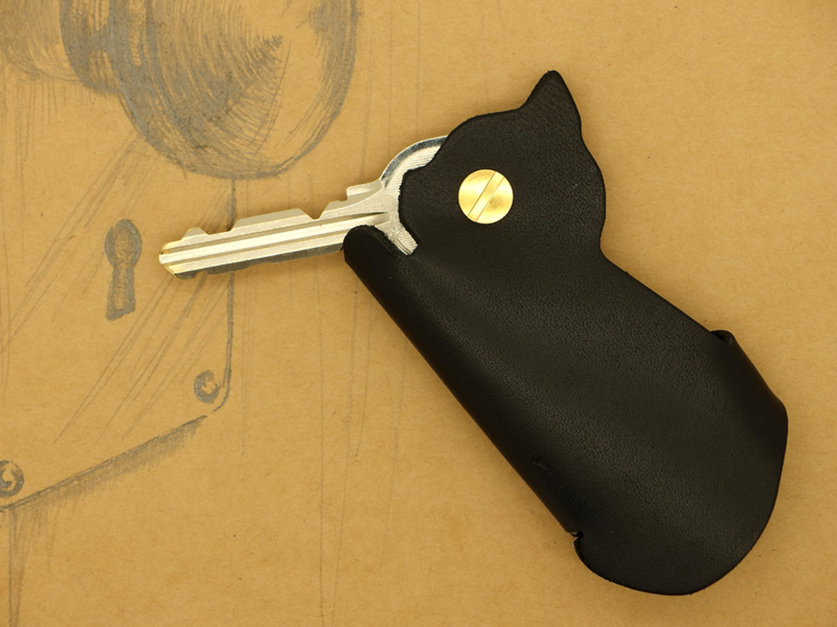 手のひらサイズのネコ型キーケース 黒猫 牛革製 Earl S Favourite アールスフェボリット