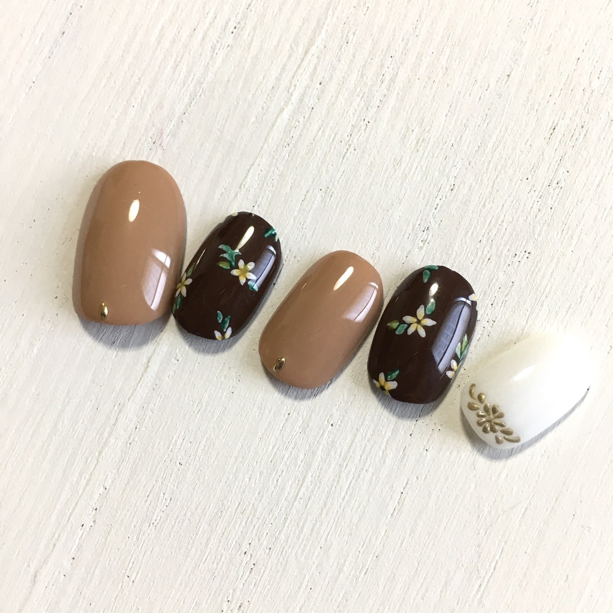 小花柄のブラウンネイル Atelier Branch