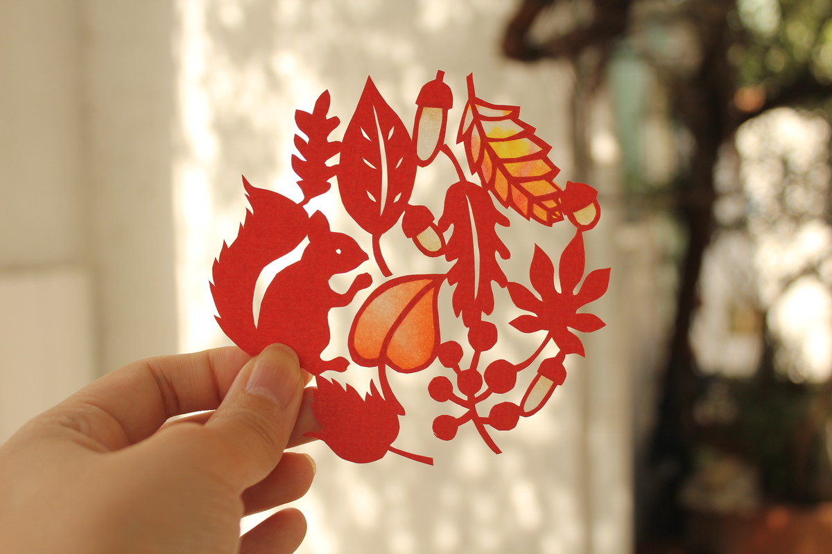 リスと落ち葉の図案 Riculi Kirie Shop