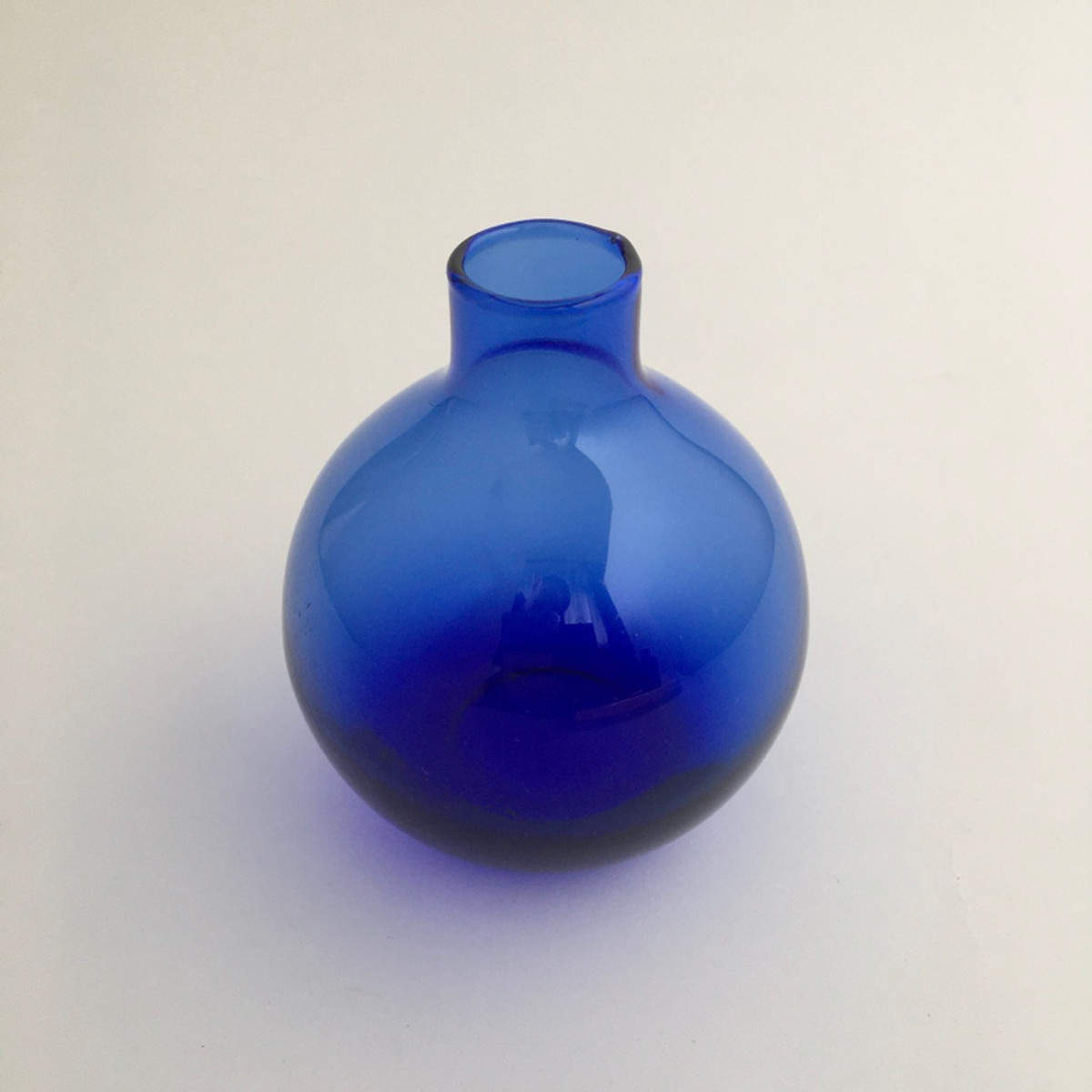 丸いガラスの花瓶 ブルー Round Glass Flower Vase Blue Sensitivity And Boldness