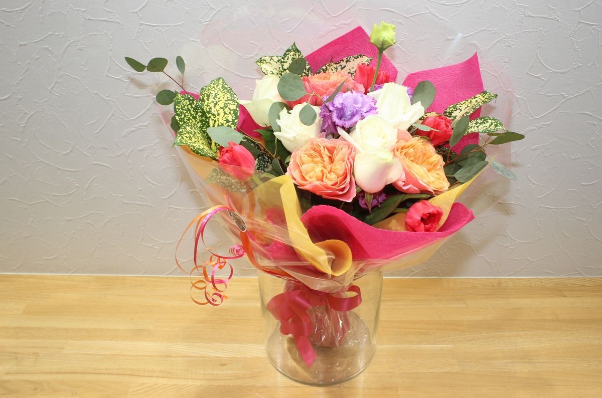 C 5 白 オレンジ 赤の薔薇などのブーケ調花束 6500円 フラワーショップ花のん プロスタッフ揃いの花屋