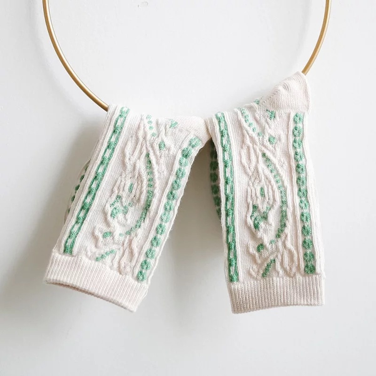 ナチュラル派のママさんへ 北欧系柄キッズソックス 白 ノスタルジック柄 子ども 子供 Hikari Socks インポート靴下専門店です