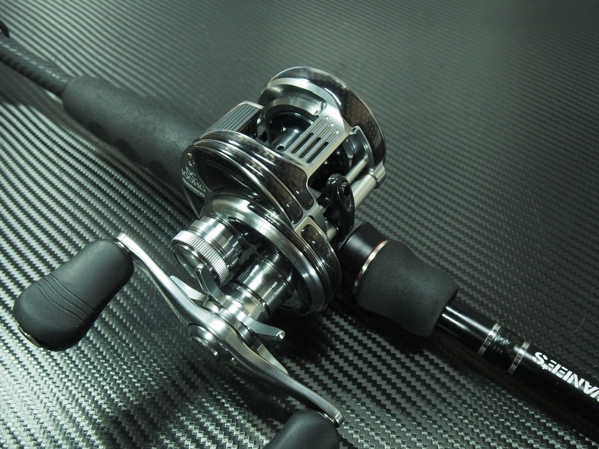 Shimano カルカッタコンクエストdc 100シリーズ用 プロテクションデカールkit 半透明 Wanee S Shimano カルカッタコンクエストdc 100シリーズ用 プロテクションデカールkit 半透明 Wanee S