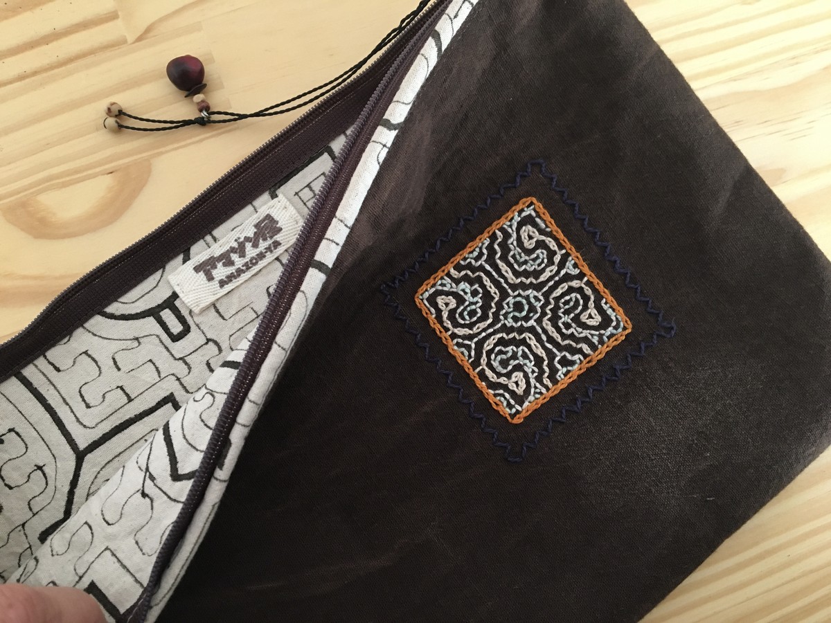 クラッチバッグ07 泥染めワンポイント刺繍 アマゾン シピボ族の泥染め 31x19cm アマゾン屋 シピボ族の泥染めとインテリア雑貨