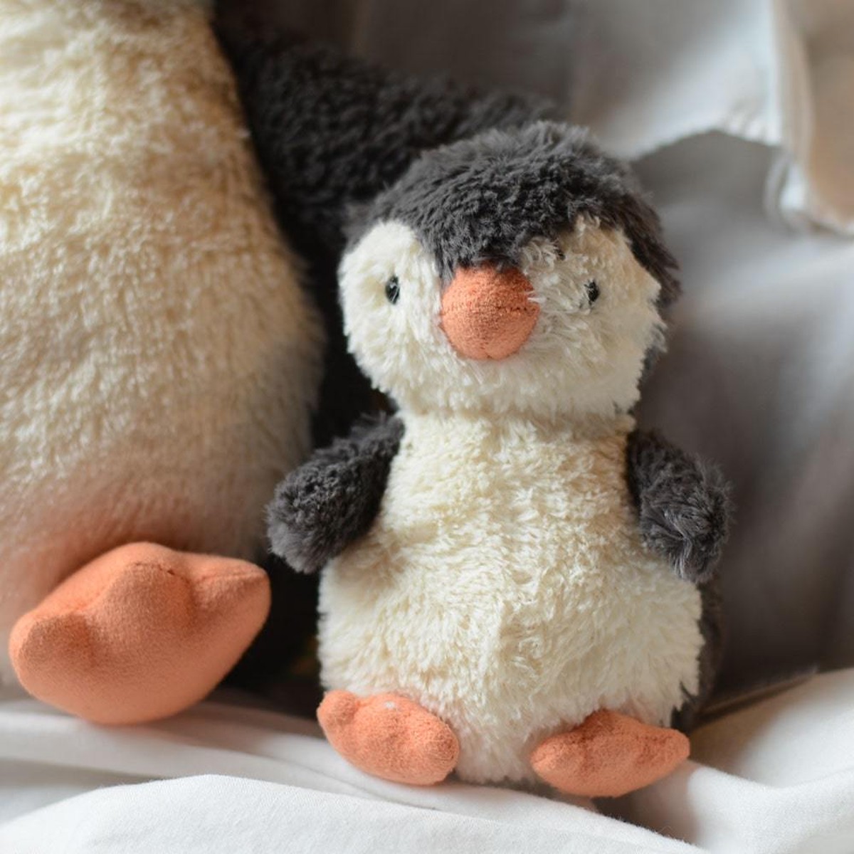 ピーナツペンギンの小さいサイズ S イギリス生まれのフワフワ ドール Jellycat Peanut Penguin Small ジェリーキャット ピーナツ ペンギン Sサイズ ふわふわ ぬいぐるみ ギフト 癒し プレゼント お祝い 出産祝い 誕生日 最高級 縫いぐるみ 日本 正規代理店 輸入品 正規品