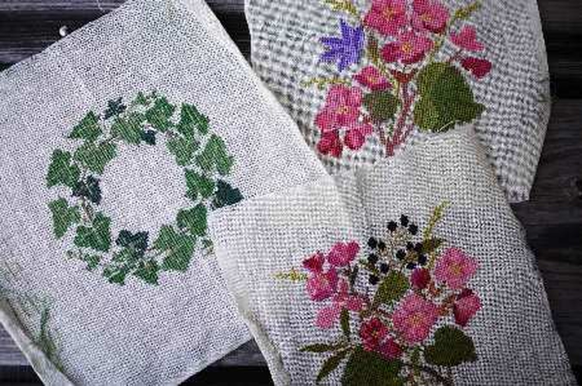 デンマーク 刺繍キット図案いろいろ フレメ Haandarbejdets Fremme クロスステッチ こりすのパン屋