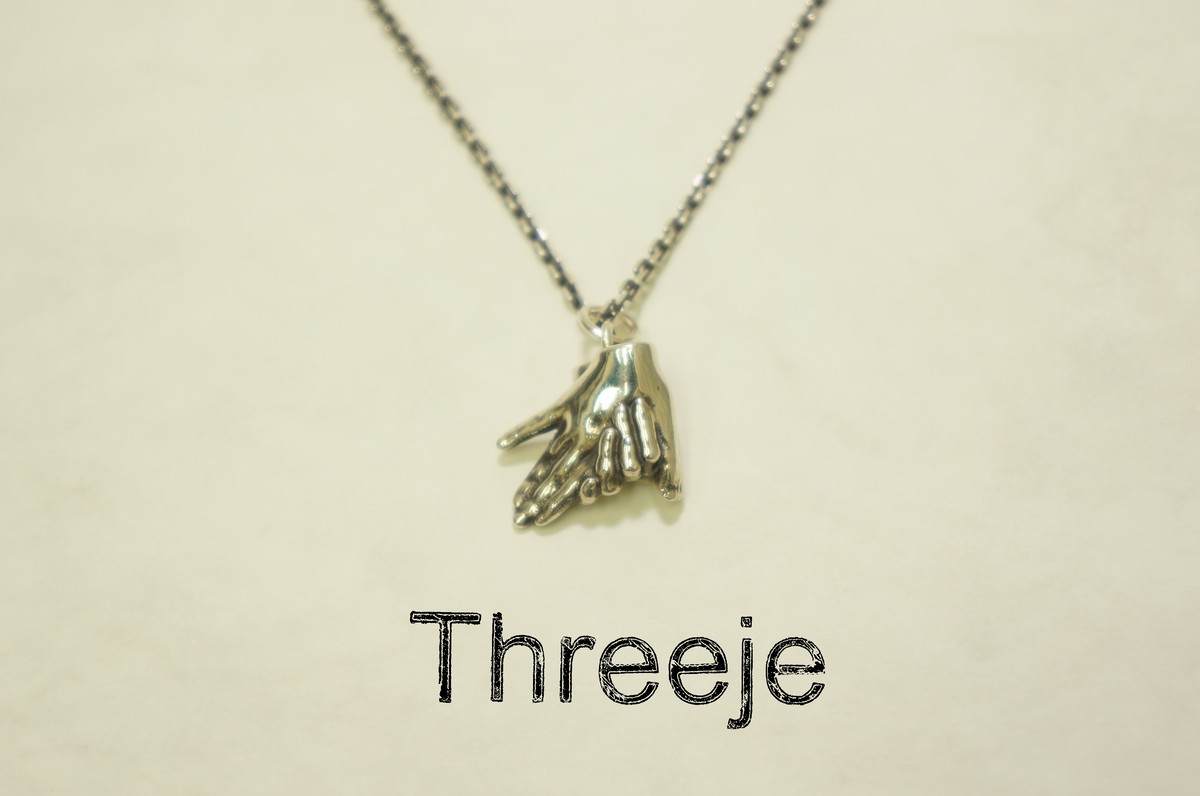 影絵ネックレス 犬 Threeje