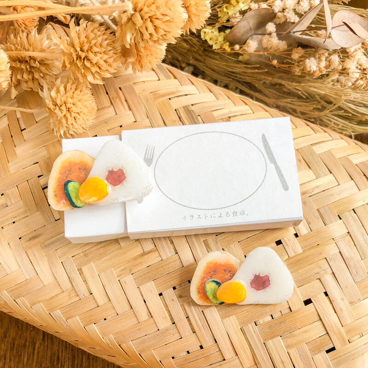 おにぎりのブローチ イラストによる食卓 Iida Ayaka