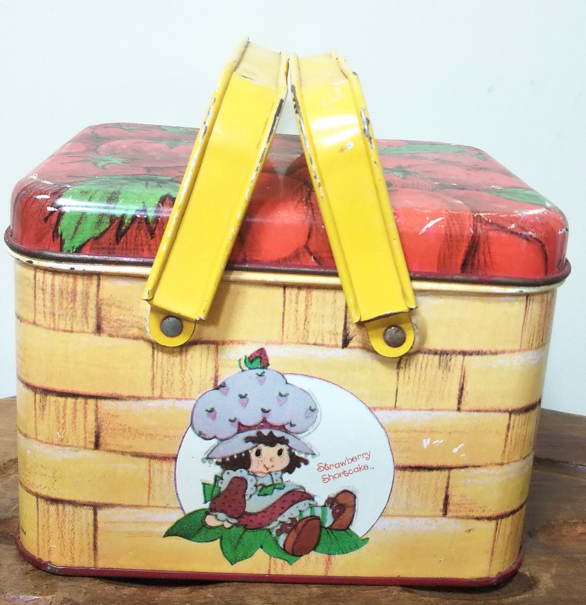 Strawberry Shortcake Tin Basket ストロベリーショートケーキ 缶バスケット 取っ手付きキャニスター缶 カゴ調 1980年 ヴィンテージ ライナス ブランケット