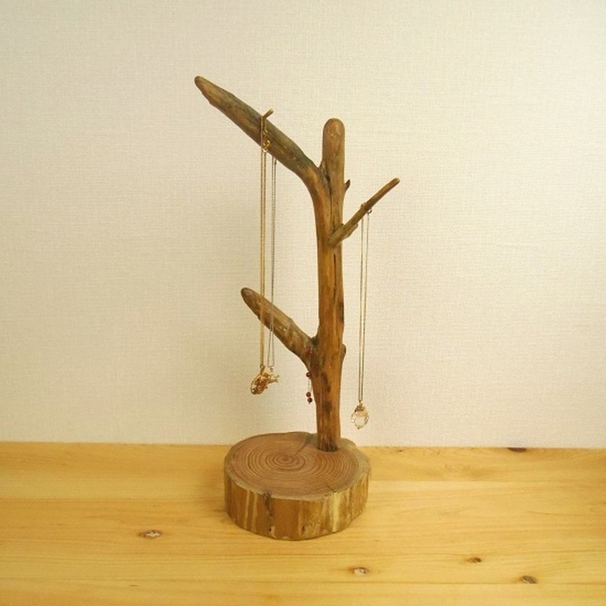 温泉流木 しっかり枝と大きな丸太台のアクセサリースタンド ジュエリースタンド 流木インテリア コロボックル工房