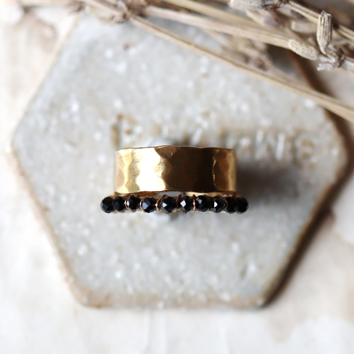 重ね着けリング イヤーカフ 真鍮つちめ幅広 ブラックスピネル Witch 天然石原石のハンドメイドアクセサリー