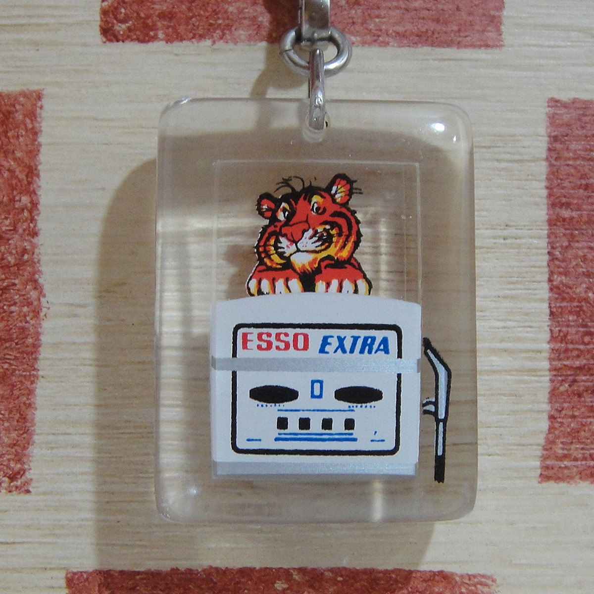 アメリカ Esso エッソ 動くエッソタイガーextraガソリン ブルボンキーホルダー レトロキーホルダーkey Smiley Com キー スマイリー コム