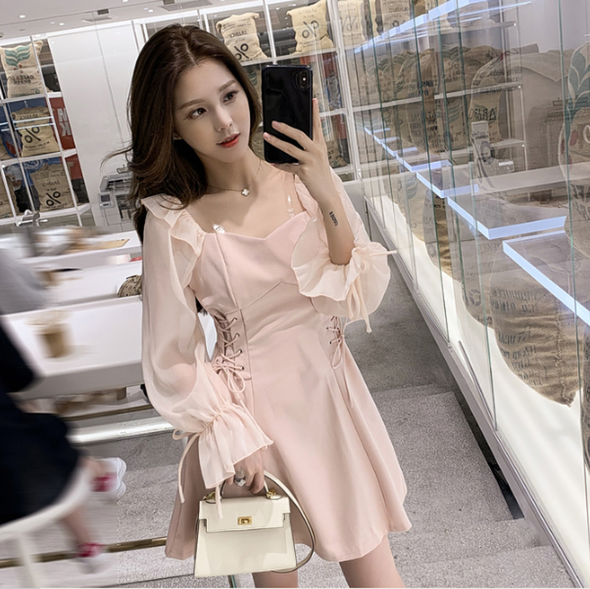 送料無料 ワンピース ミニ丈 ミニワンピース ガーリー 可愛い キュート レースアップ 肩フリル ふんわり シアー袖 袖しぼり 長袖 キャンディスリーブ ハイウエスト フレア Aライン バックファスナー おしゃれ シンプル 無地 2色展開 ピンク ブラック 大人