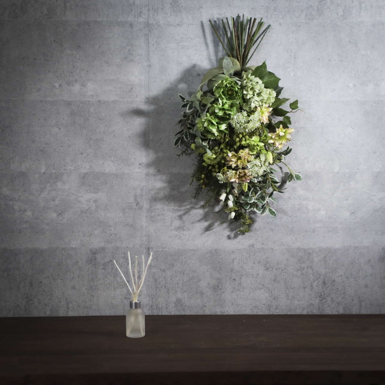 鮮やかなキャベッジローズが新鮮なスワッグアレンジ Yokohamadisplaymuseum Arrangementline