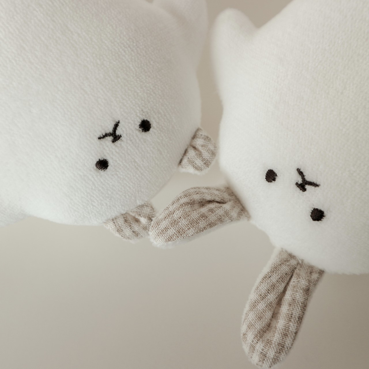 ゆきぐにうさぎさんのガラガラぬいぐるみ