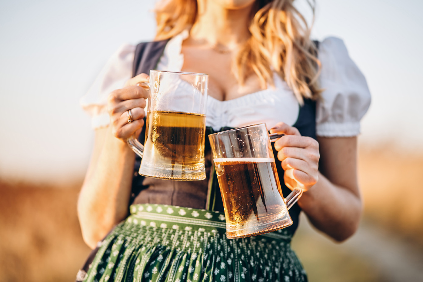 オクトーバーフェストで見かけるメルヘンでセクシーなあの衣装って何 Beertiful ビアティフル ビールグッズ ビール情報の専門サイト オクトーバーフェストで見かけるメルヘンでセクシーなあの衣装って何 Beertiful ビアティフル ビールグッズ ビール情報の専門サイト