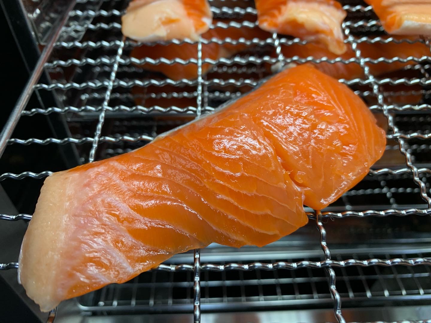 サーモンを加工しております Endeavor 慎孝水産 サーモンを加工しております Endeavor 慎孝水産