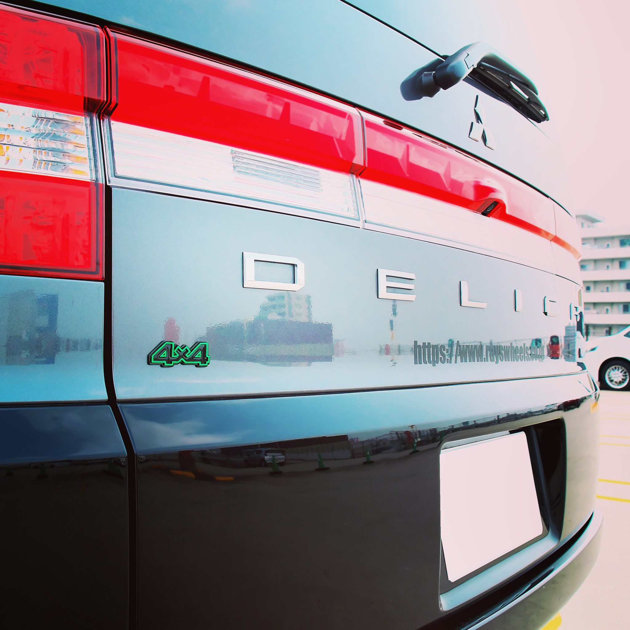 Skrworks のエンブレムって Skrworks