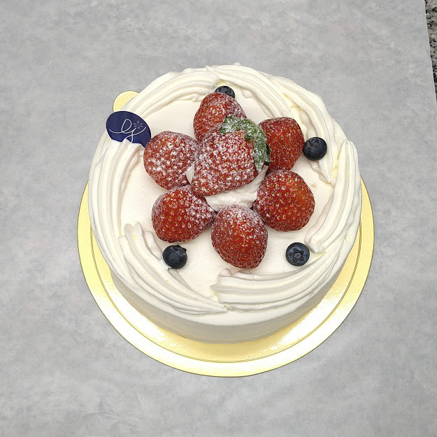 生クリームと苺のデコレーションケーキの子育て支援割引実施中 Domine Joie ドミネジョワ 生クリームと苺のデコレーションケーキの子育て支援割引実施中 Domine Joie ドミネジョワ