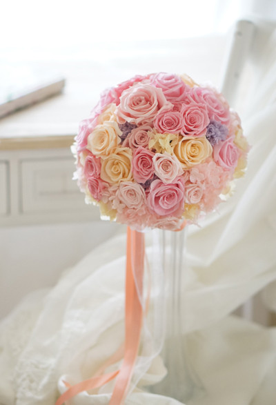サーモンピンクのカラードレスに合わせた オーダーメイドのブーケと花冠 アトリエ ペルル 花嫁さまの理想を叶える 素敵なブーケと装花
