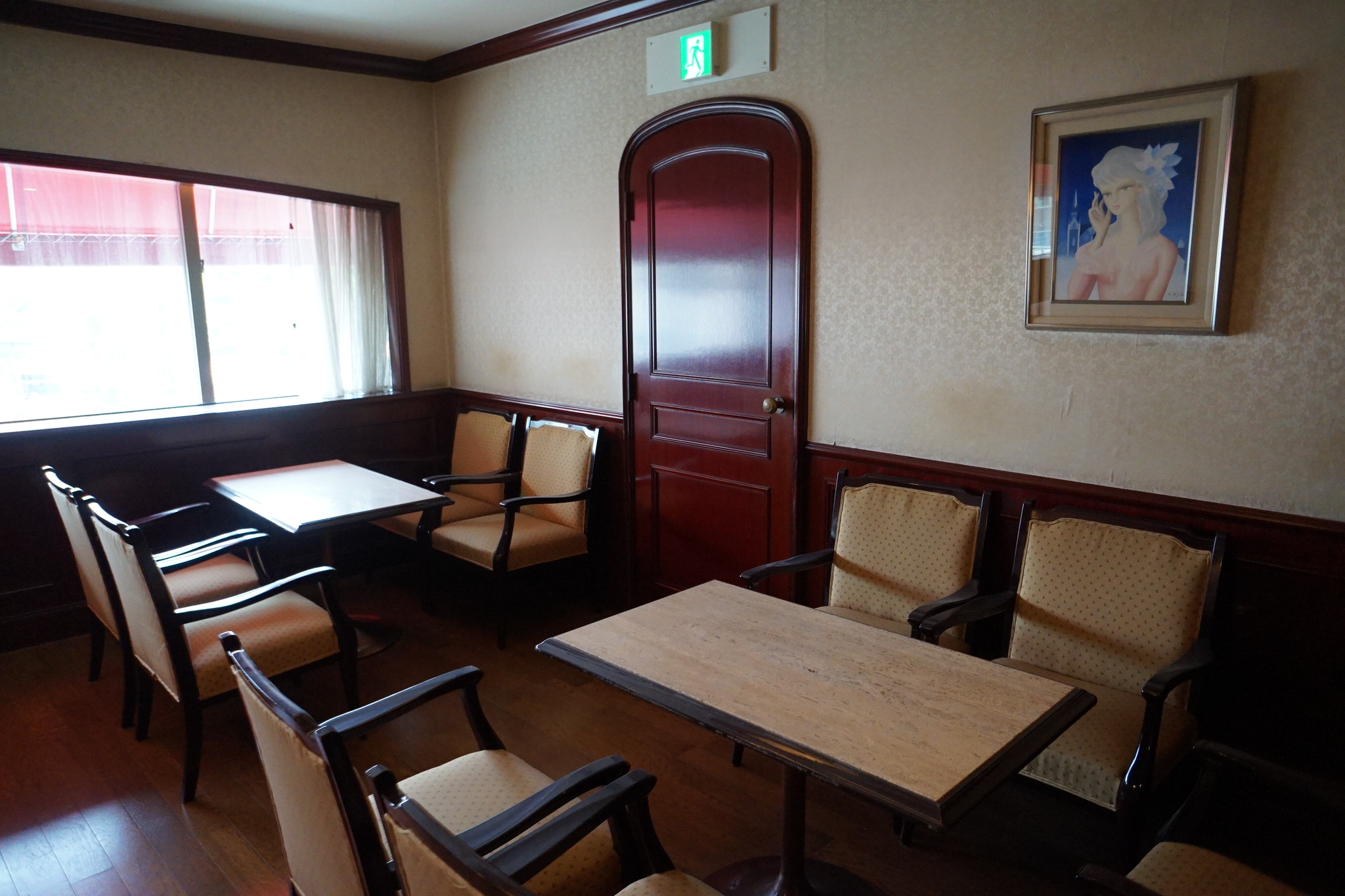 駒込 アルプス洋菓子店で使われていた家具や食器等を販売いたします 純喫茶家具の村田商會