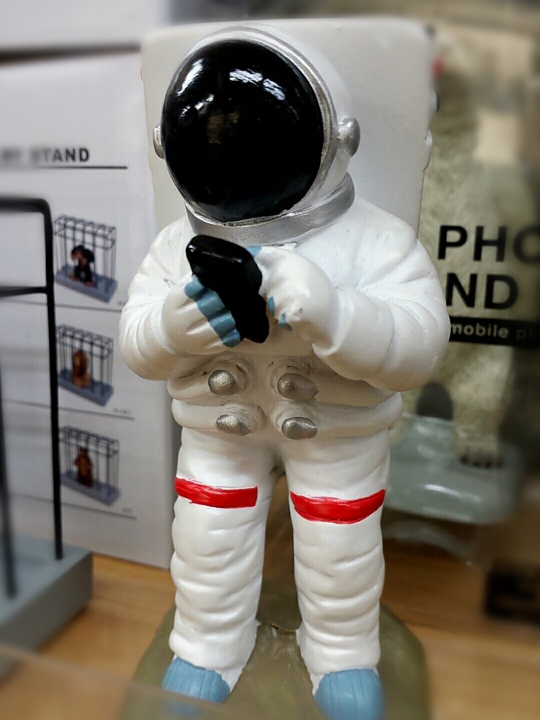 宇宙服を着てスマホを Naturally 宇宙服を着てスマホを Naturally