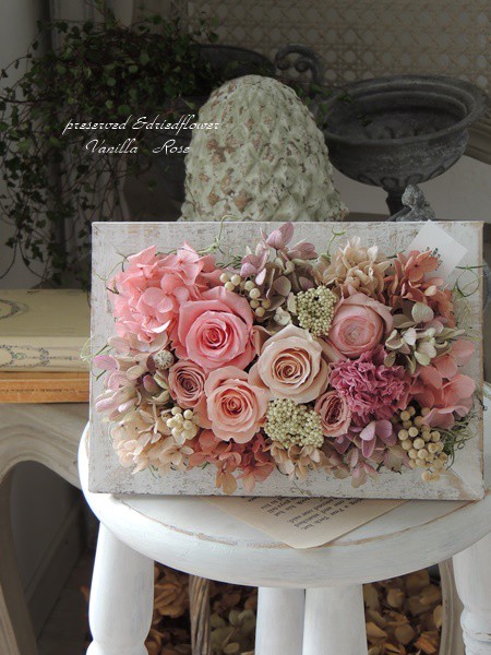 新作のフレームアレンジメントとアンティークピンクのリースを追加しました プリザーブド ドライフラワー バニラローズ