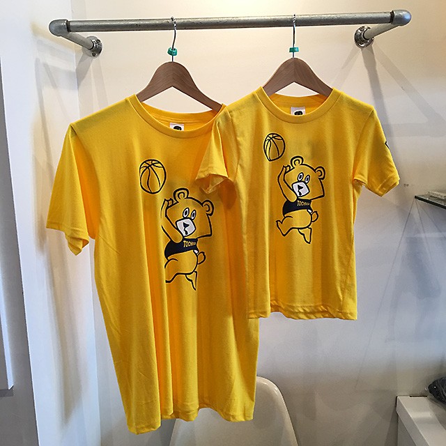 おとぼけな表情とキュートなお尻がたまらなくかわいい バスケットボールをするくまさんtシャツ Tochigi Market