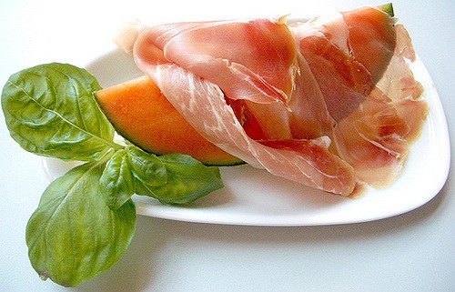 生ハムメロンの美味しさに目覚めたら本当の食通かも プロシュートとフルーツの素敵な出会い 生ハム サラミ チーズの専門店 イルグストチッチ 生ハムメロンの美味しさに目覚めたら本当の食通かも プロシュートとフルーツの素敵な出会い 生ハム サラミ チーズの専門店 イルグストチッチ