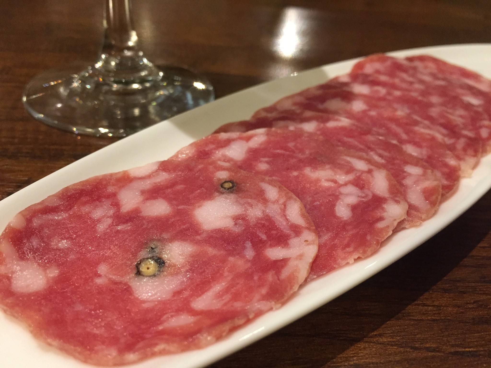 生サラミの頂点 生ハムをギュッと固めたようなリッチな味わいのサラミ デル ポー 生ハム サラミ チーズの専門店 イルグストチッチ 生サラミの頂点 生ハムをギュッと固めたようなリッチな味わいのサラミ デル ポー 生ハム サラミ チーズの専門店 イルグストチッチ
