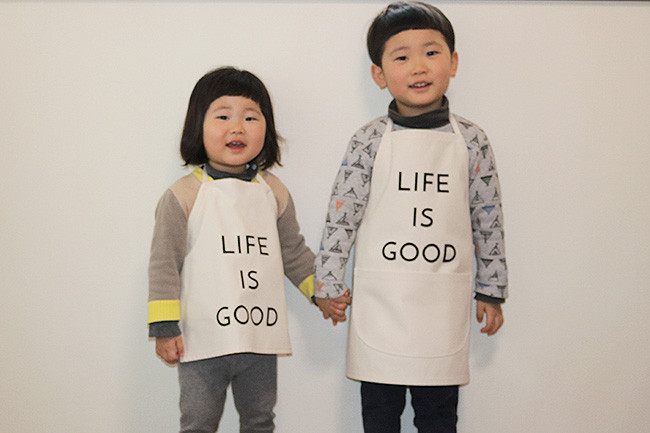 親子でお揃いで着られる おしゃれな帆布のキッズエプロン Life Is Good E E Life Design Works 親子でお揃いで着られる おしゃれな帆布のキッズエプロン Life Is Good E E Life Design Works